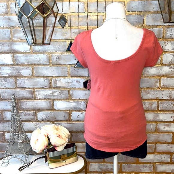 Bongo Coral Scoop Neck Fitted T-Shirt with Ruched Sides, Women’s Size Medium. - Picture 5 of 10